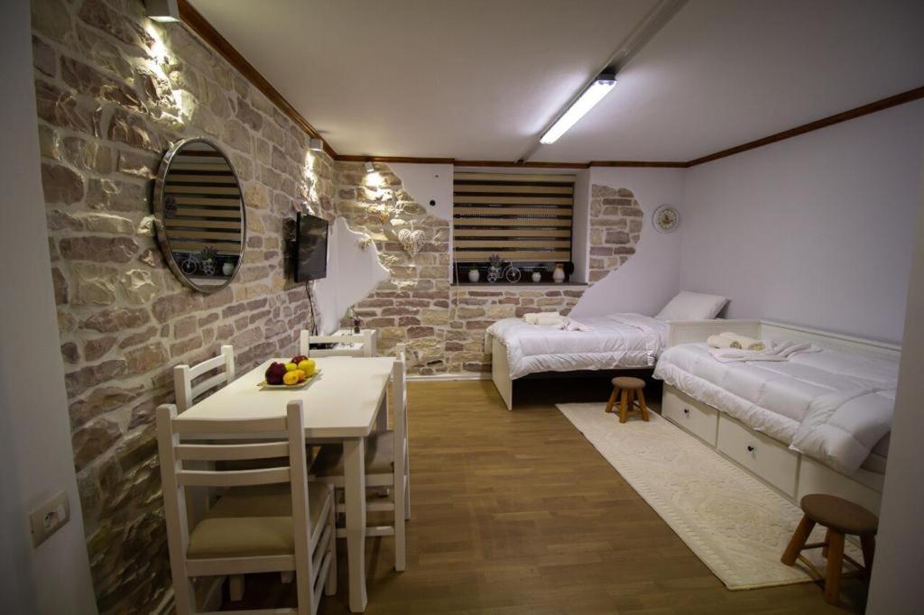 Solhouse Apartment Gjirokaster Bagian luar foto