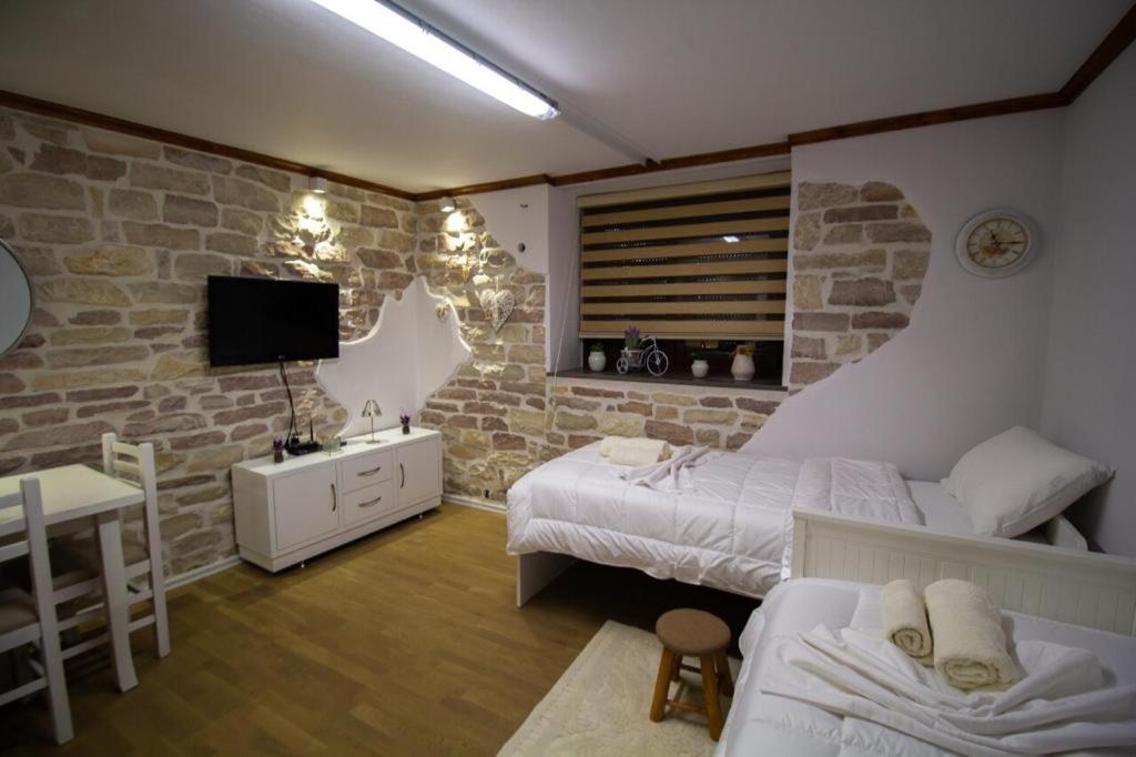 Solhouse Apartment Gjirokaster Bagian luar foto